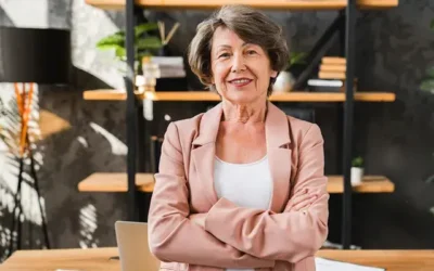 Erfaren kvinnlig VD står med armarna i kors på kontor inför strategisk VD-rekrytering 2026.