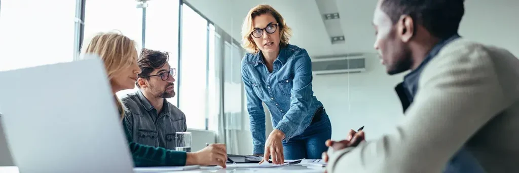 Styrelse och ledningsgrupp diskuterar strategi under möte inför VD-rekrytering 2026.