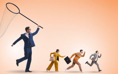 En jättelik man med håv jagar tre springande affärsklädda personer. Illustration koncept headhunting.
