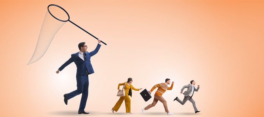 En jättelik man med håv jagar tre springande affärsklädda personer. Illustration koncept headhunting.