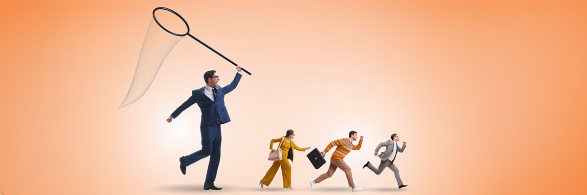 En jättelik man med håv jagar tre springande affärsklädda personer. Illustration koncept headhunting.